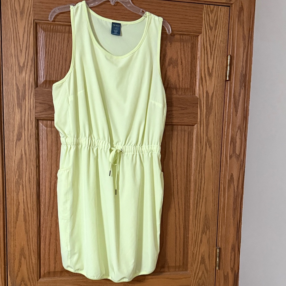 Women’s athletic dress with pockets